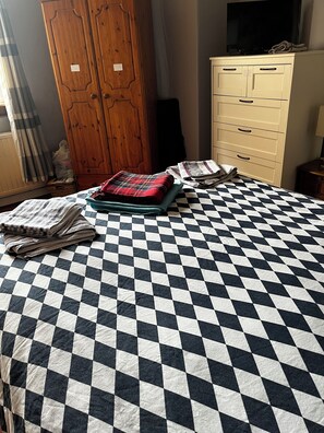2 habitaciones, tabla de planchar con plancha y wifi gratis 