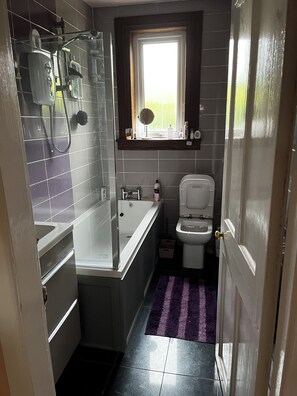 Sèche-cheveux, serviettes fournies, savon, shampoing