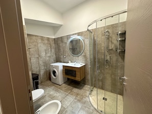 Een douche, een haardroger, een bidet, handdoeken