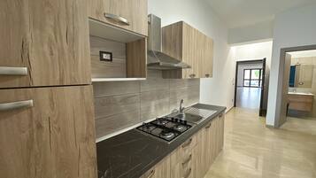 Frigorifero, forno, piano cottura, lavastoviglie