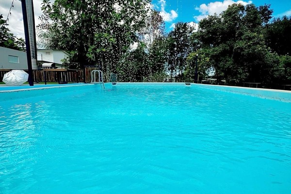 Una piscina al aire libre