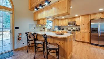 House (4 Bedrooms) | Interior