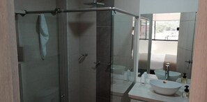 Serviettes fournies, savon, papier toilette