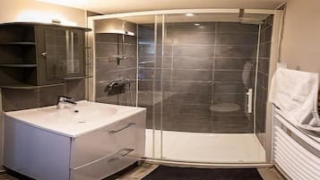 Towels, soap, shampoo, toilet paper