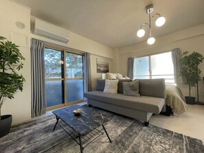 Premium bedding, down duvets, memory-foam beds, desk - Oak Stay Shimokitazawa (Tokyo)