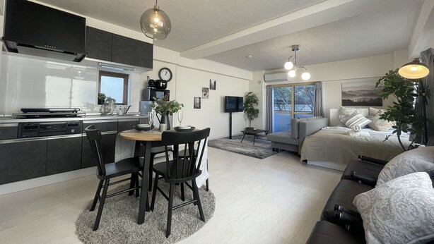 A modern apartment with a kitchen, dining area, and living room. - Oak Stay Shimokitazawa  (Tokyo)