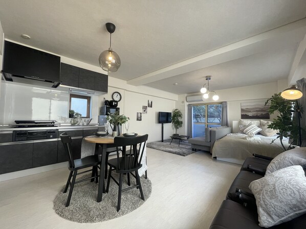 Premium bedding, down duvets, memory-foam beds, desk - Oak Stay Shimokitazawa (Tokyo)