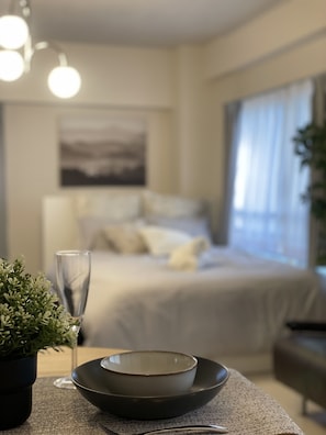 Premium bedding, down duvets, memory-foam beds, desk - Oak Stay Shimokitazawa (Tokyo)