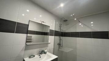 Douche, sĂšche-cheveux, savon, shampoing