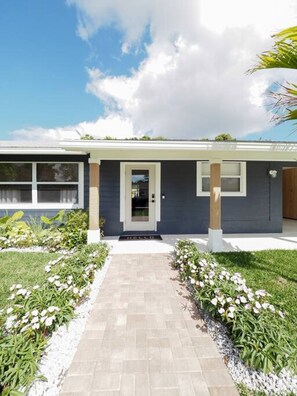 Exterior detail - *NEW* Luxury Coastal Cottage w/ Pool Jupiter FL (Jupiter)