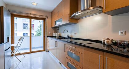 3 Bedroom Oeiras Wonder W/ Balcony by LovelyStay