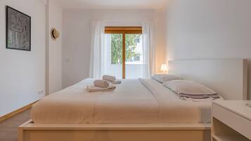 3 slaapkamers, een strijkplank/strijkijzer, gratis wifi, beddengoed