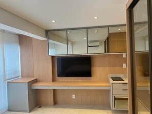 Kylskåp, mikrovågsugn, spishäll och grytor/köksredskap