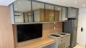 冷蔵庫、電子レンジ、コンロ、調理器具と食器