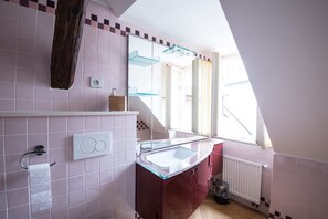 Dutxa, assecador de cabells, bidet i tovalloles 