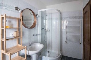 Douche, sèche-cheveux, serviettes fournies