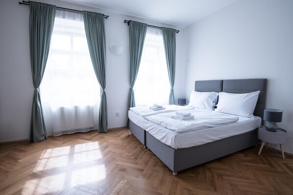 Iron/ironing board, Internet, bed sheets - Four bed studio apartment in the first floor with bathroom and kitchen (Praha)