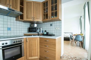 Jääkaappi, mikroaaltouuni, liesi, kahvin-/teenkeitin