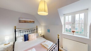 2 bedrooms, iron/ironing board, travel cot, free WiFi - Stunning 2 bed coastal cottage - Pool and Beach Access Included. (Filey)