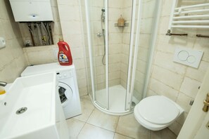 Dusj, hårføner og håndklær