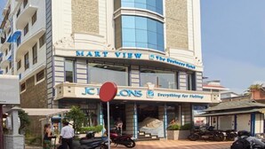 Un edificio de varios pisos con un letrero llamativo que dice 'Mart View Hotel'.