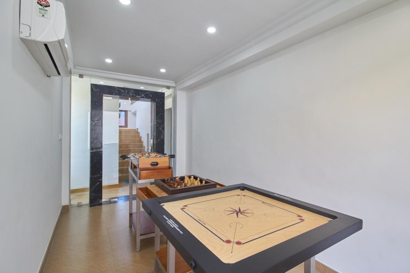 Une pièce équipée d’un baby-foot, d’un jeu de fléchettes et d’une table de billard.