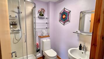 Een douche, milieuvriendelijke toiletartikelen, een haardroger