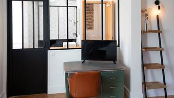 Een minibar, individueel gedecoreerd, een laptopwerkplek, gratis wifi