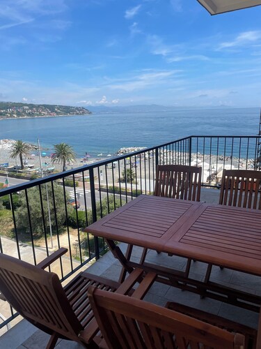 Apartment with terrace facing the sea