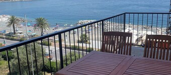 Apartment with terrace facing the sea