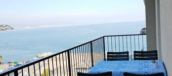 Apartment with terrace facing the sea