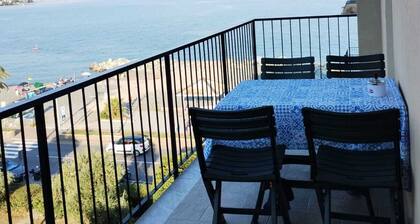 Apartment with terrace facing the sea
