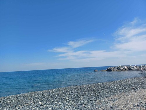 Apartment with terrace facing the sea