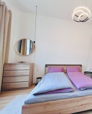 2 bedrooms, iron/ironing board, travel cot, WiFi - Sunny City View - Modern living
 (Karlovarský kraj)