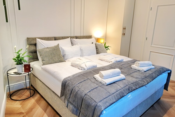 Premium suite, 1 slaapkamer, keuken, uitzicht op stad | Bedden met traagschuimmatras, een kluis op de kamer