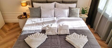 Habitación superior con 1 cama doble o 2 individuales, no fumadores, vistas a la ciudad | Colchones viscoelásticos, caja fuerte, decoración individual