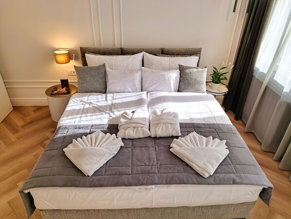 Habitación superior con 1 cama doble o 2 individuales, no fumadores, vistas a la ciudad | Colchones viscoelásticos, caja fuerte, decoración individual