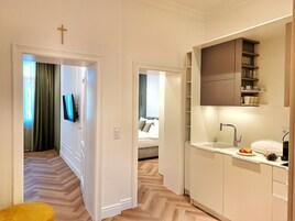 Family Suite, 2 Bedrooms, Kitchenette, City View | Private kitchen | Full-size fridge, microwave, stovetop, dishwasher