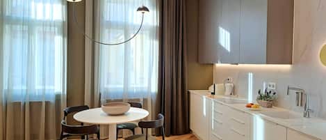 Suite Prestige, 1 chambre, cuisine, vue sur la ville | Cuisine privée | Réfrigérateur grande capacité avec congélateur, four à micro-ondes