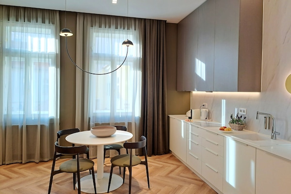 Premium Suite, 1 Bedroom, Kitchen, City View | Dapur peribadi | Peti sejuk/penyejuk beku saiz penuh, ketuhar gelombang mikro, dapur