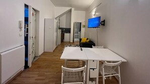 A modern kitchen with white cabinets, a built-in oven, and a microwave. - Paris Appartement Centré Pour 4 (Paris)