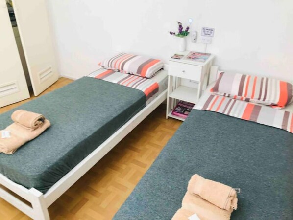 1 habitación, tabla de planchar con plancha, wifi y ropa de cama 