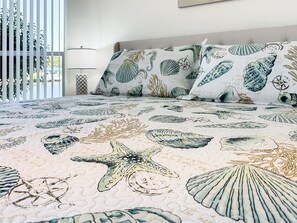 3 habitaciones, escritorio y tabla de planchar con plancha 