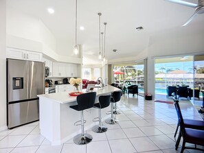 冷蔵庫、電子レンジ、オーブン、コンロ