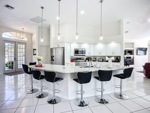 冷蔵庫、電子レンジ、オーブン、コンロ