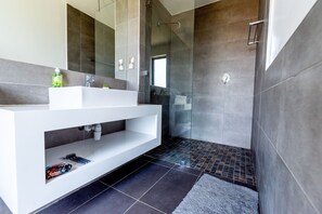 Douche, séchoir à cheveux, serviettes fournies, savon