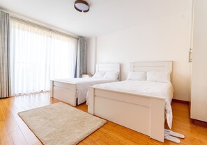 3 habitaciones, escritorio, tabla de planchar con plancha y wifi 