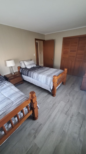 2 bedrooms, desk, iron/ironing board, WiFi