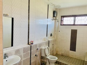 Deluxe Apartment | Bathroom | Free toiletries, slippers, bidet, towels