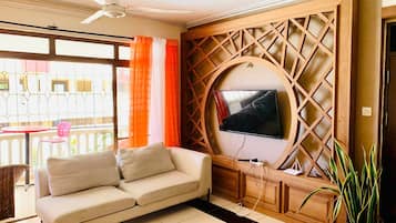 Apartamento Deluxe | Zona de estar | Smart TV de 24 pulgadas con canales digitales
